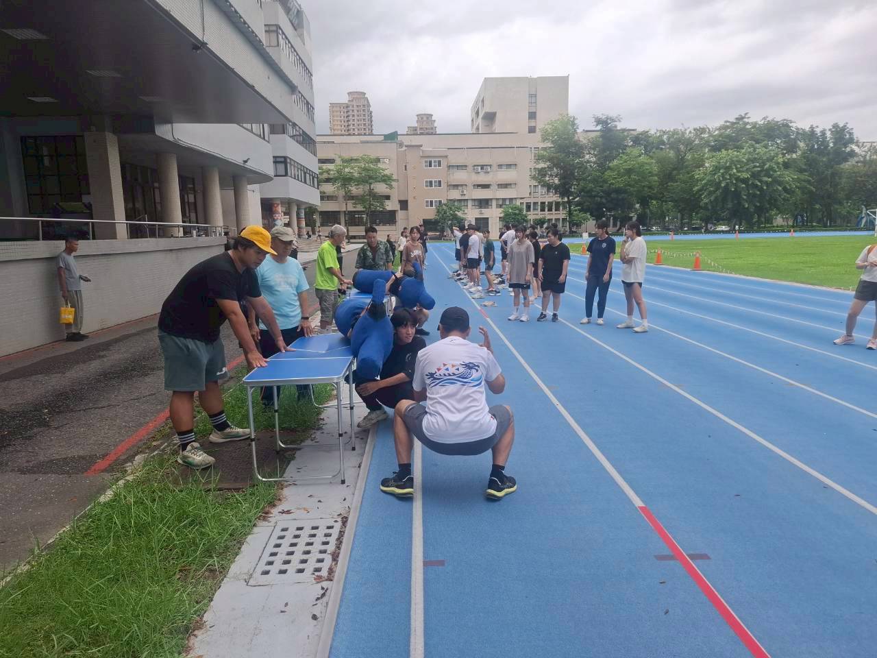 高見警專體能訓練學員進行人形沙包負重練習