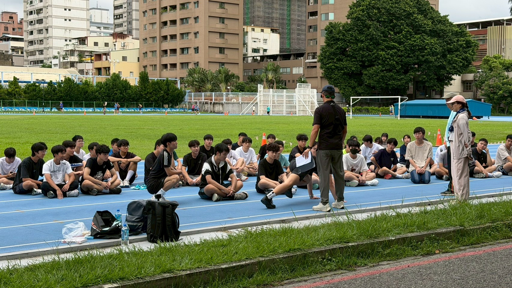 高見免費體能訓練教官現場指導學員